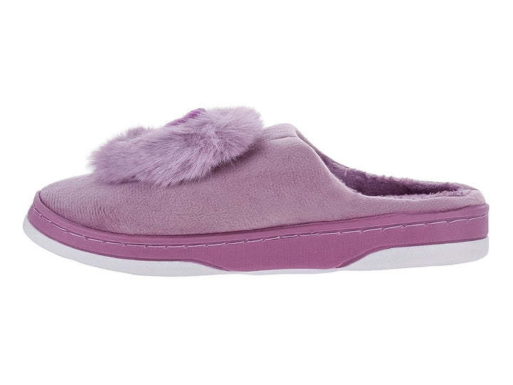 Pantufla morada de tela con detalle de peluche en la parte superior y suela blanca.