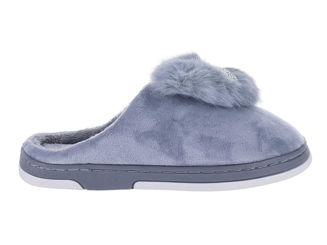 Pantufla gris de material suave con un pompón decorativo en la parte superior y suela blanca.