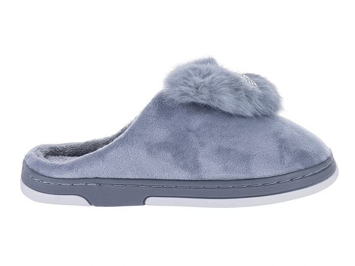 Pantufla gris de material suave con un pompón decorativo en la parte superior y suela blanca.
