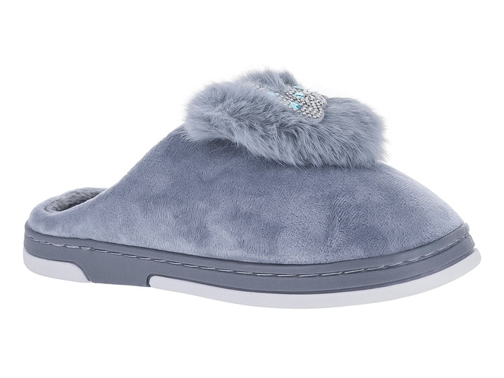 Pantufla gris de material suave con un pompón decorativo en la parte superior y suela blanca.