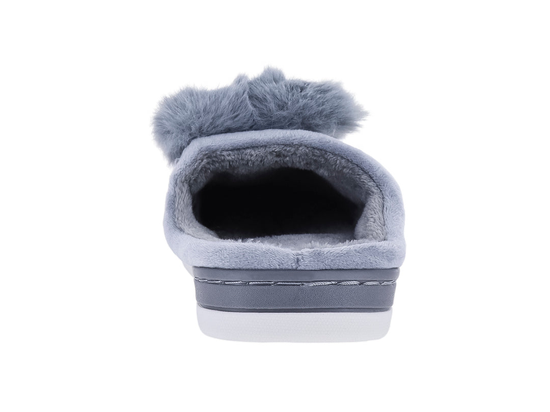 Pantufla gris de material suave con un pompón decorativo en la parte superior y suela blanca.
