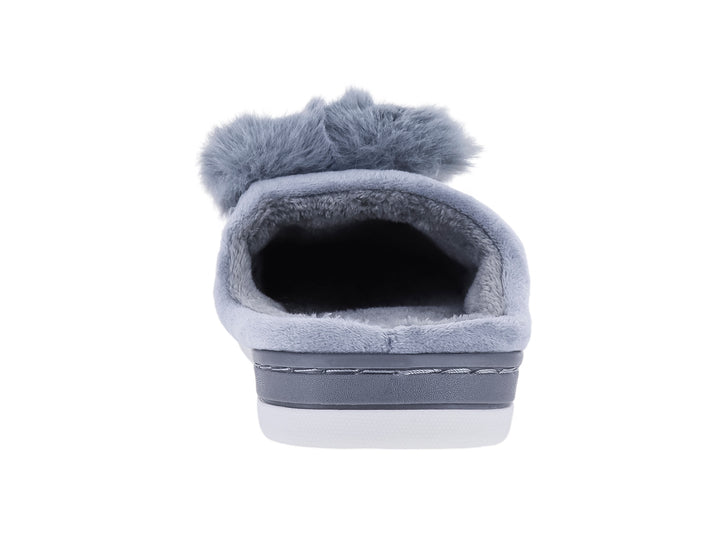 Pantufla gris de material suave con un pompón decorativo en la parte superior y suela blanca.