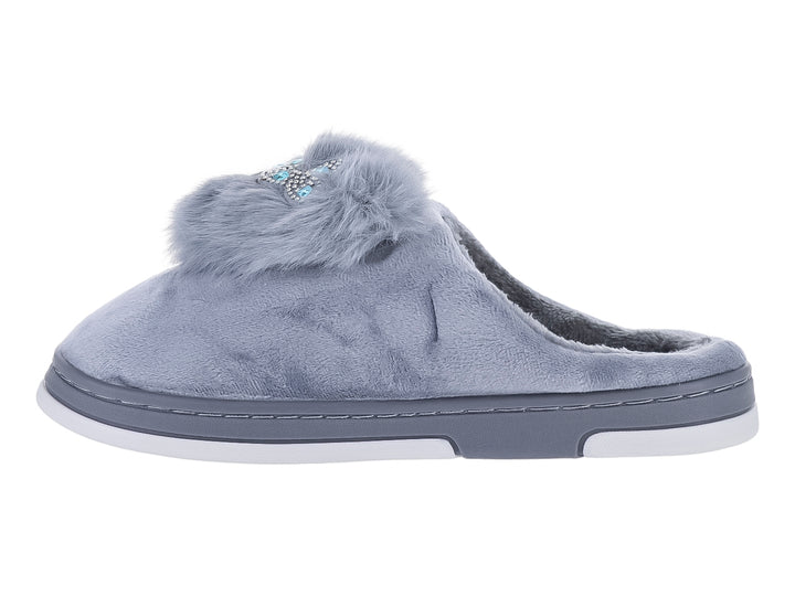 Pantufla gris de material suave con un pompón decorativo en la parte superior y suela blanca.