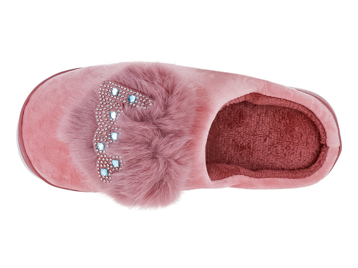 Pantufla color rosa con detalle de pompón de peluche en la parte superior y suela blanca.