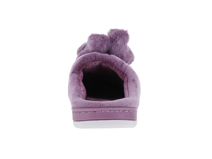 Pantufla morada de material suave con borde de peluche y suela blanca.