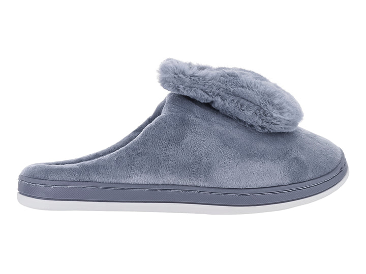 Pantufla color gris con detalle de peluche en la parte superior y suela blanca.