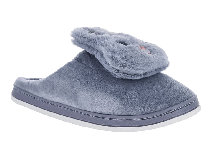 Pantufla color gris con detalle de peluche en la parte superior y suela blanca.