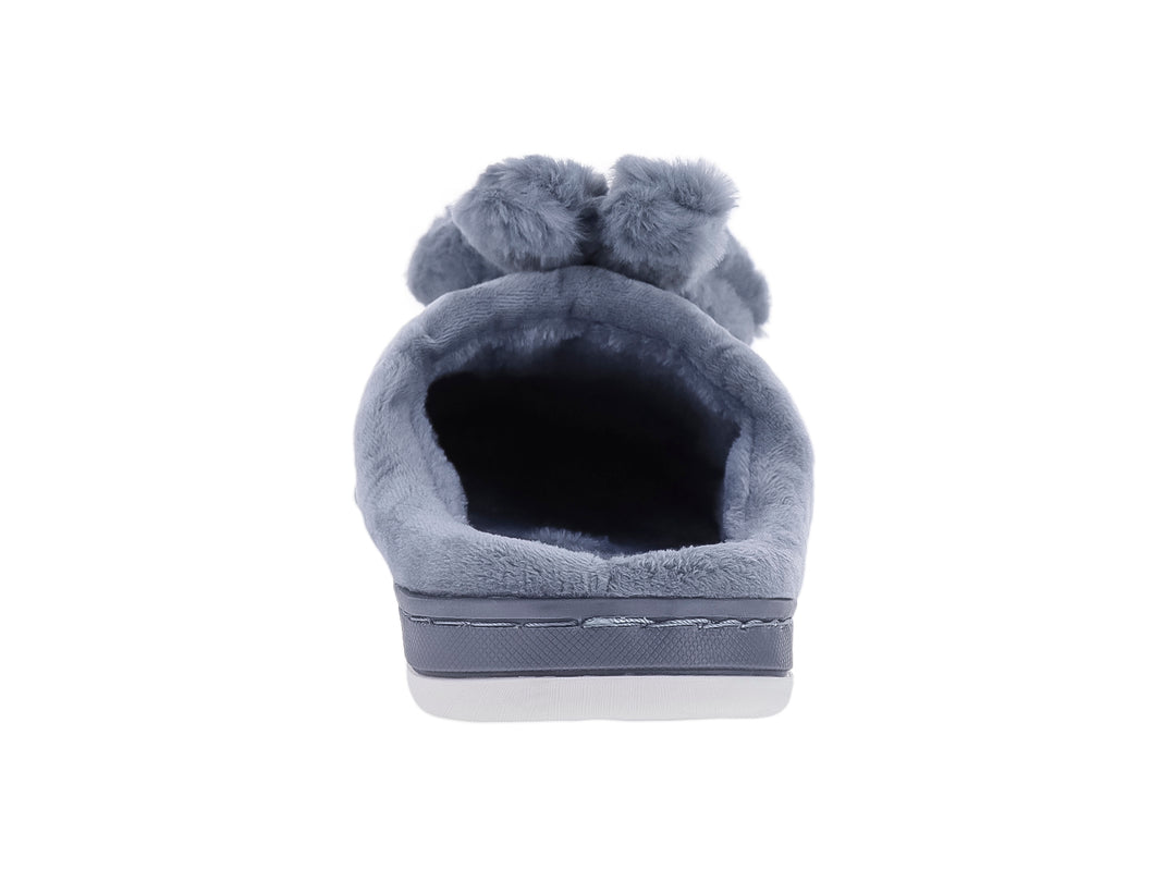 Pantufla color gris con detalle de peluche en la parte superior y suela blanca.