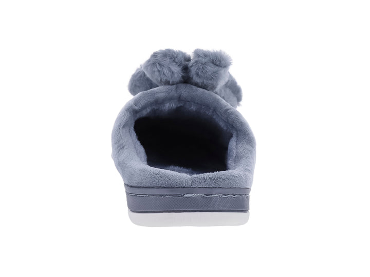 Pantufla color gris con detalle de peluche en la parte superior y suela blanca.