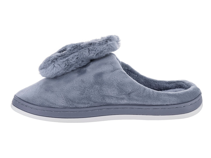 Pantufla color gris con detalle de peluche en la parte superior y suela blanca.