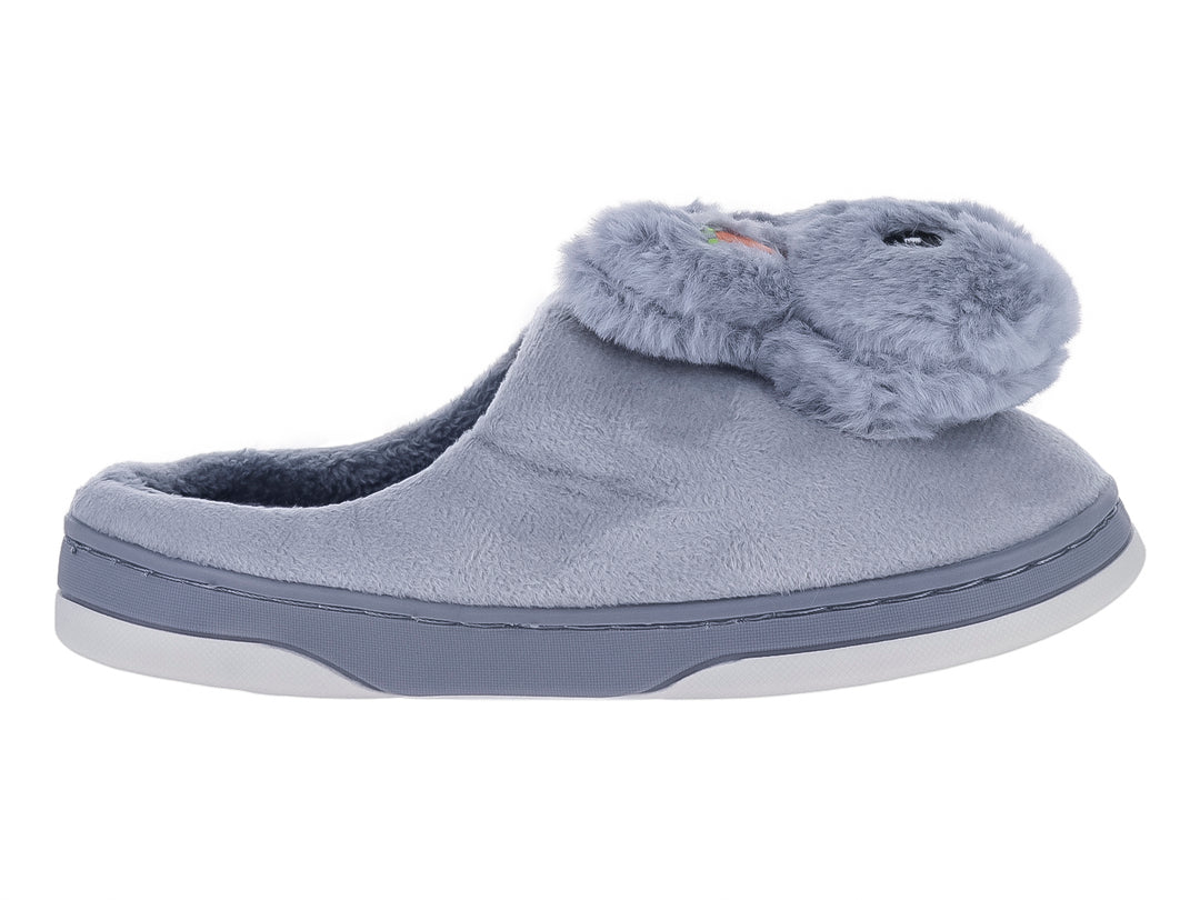 Pantufla color azul cielo de material suave y peludo con un adorno esponjoso en la parte superior.