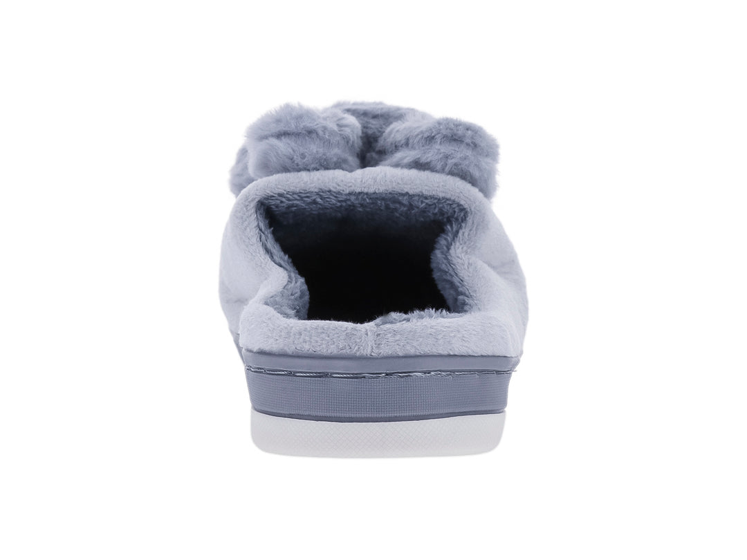 Pantufla color azul cielo de material suave y peludo con un adorno esponjoso en la parte superior.