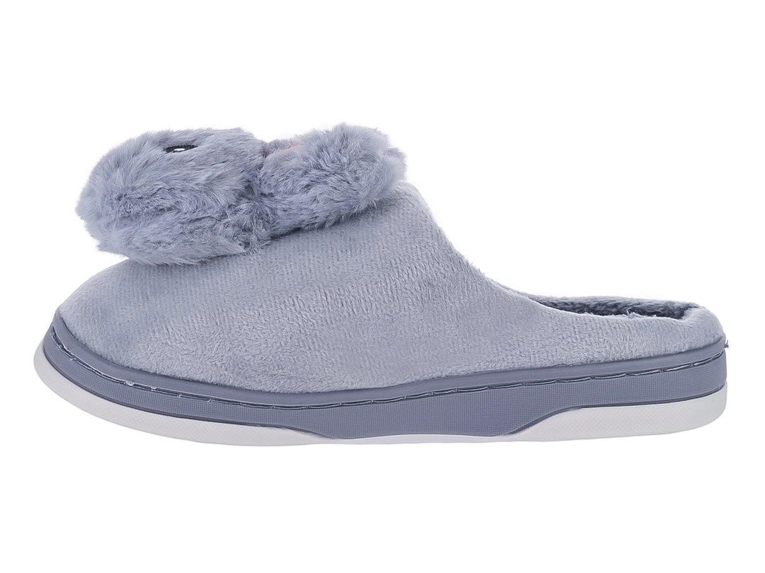 Pantufla color azul cielo de material suave y peludo con un adorno esponjoso en la parte superior.