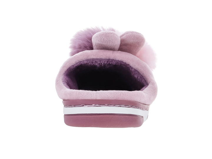 Pantufla color rosa con pompon y orejas decorativas en la parte superior y suela blanca.