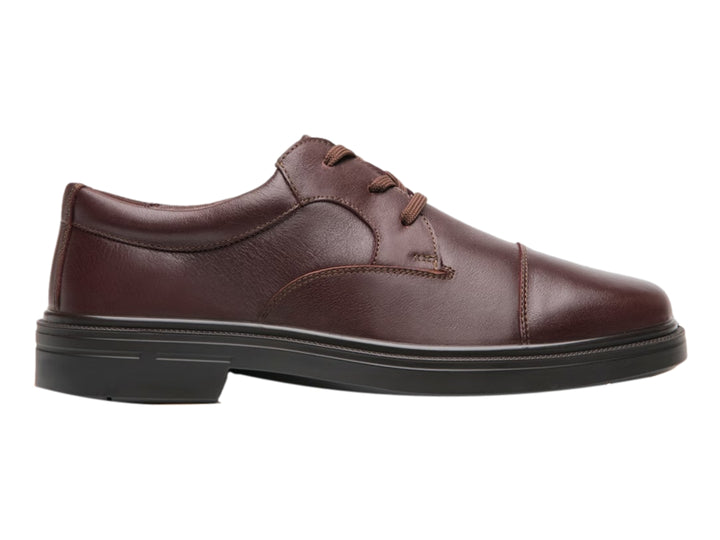 Zapato de cuero color vino con cordones y suela negra.