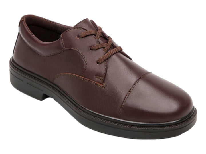 Zapato de cuero color vino con cordones y suela negra.