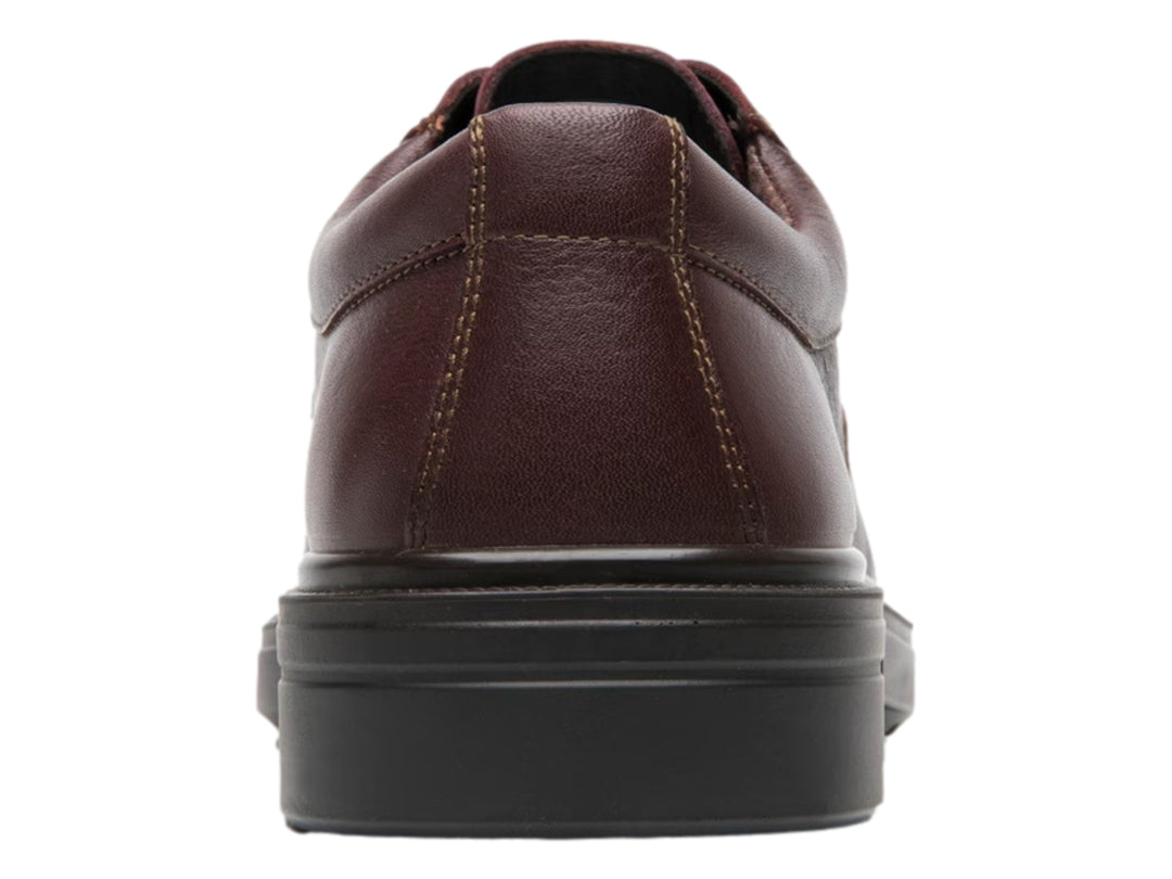 Zapato de cuero color vino con cordones y suela negra.