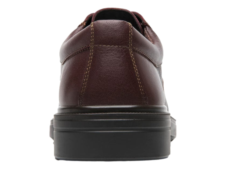 Zapato de cuero color vino con cordones y suela negra.