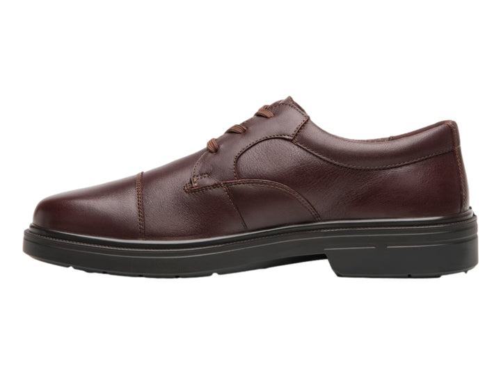 Zapato de cuero color vino con cordones y suela negra.