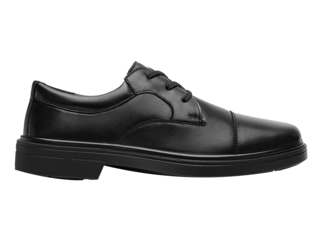 Zapato formal para hombre de color negro con agujetas y suela plana.
