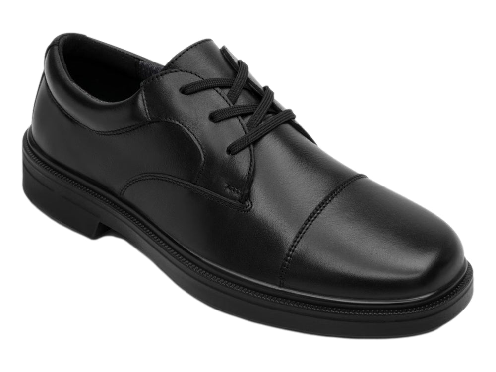 Zapato formal para hombre de color negro con agujetas y suela plana.