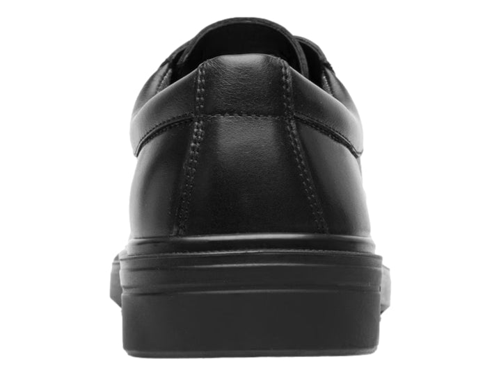 Zapato formal para hombre de color negro con agujetas y suela plana.