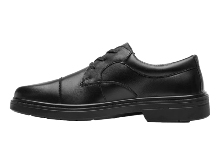 Zapato formal para hombre de color negro con agujetas y suela plana.