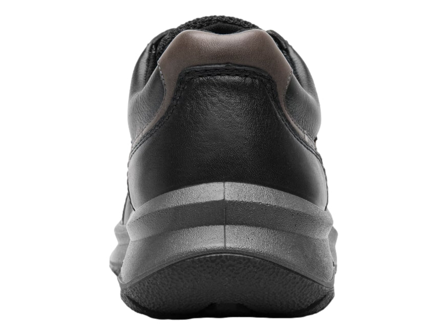 Zapato casual Flexi color negro con detalles en marrón y suela gruesa oscura.