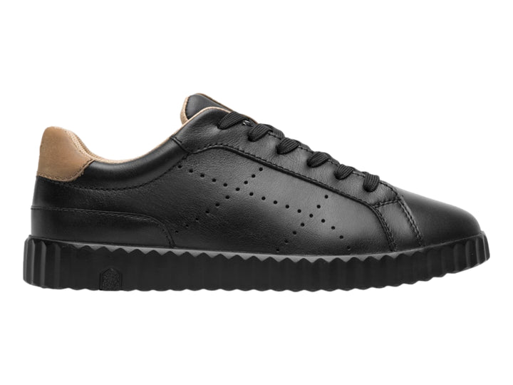Tenis Flexi color negro con detalles en beige y suela dentada negra.