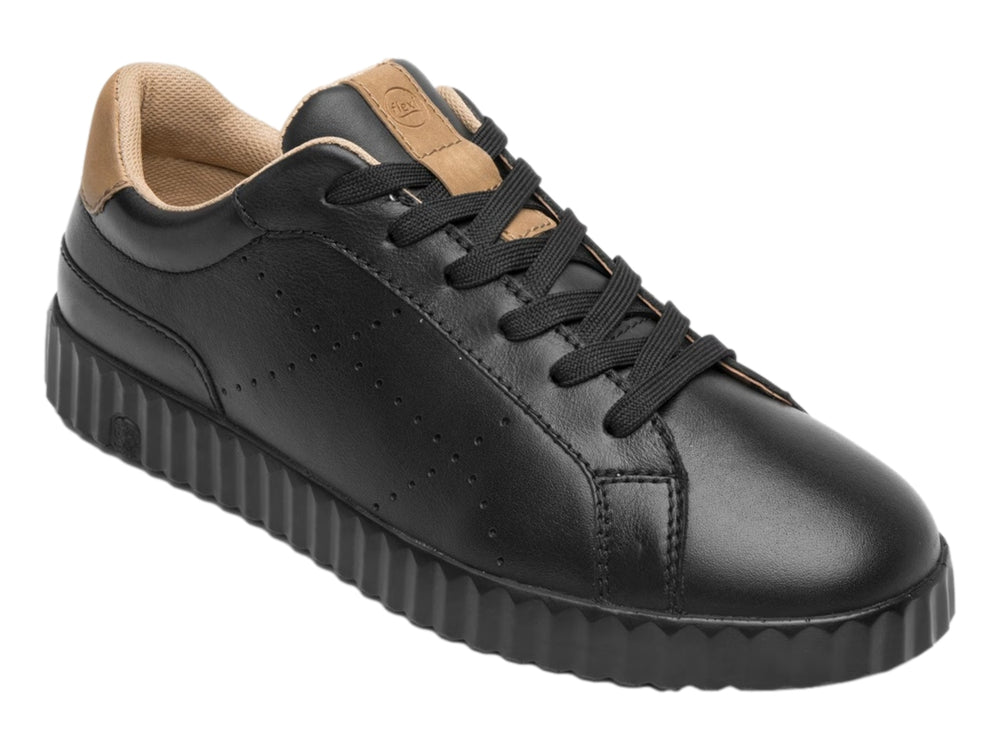 Tenis Flexi color negro con detalles en beige y suela dentada negra.