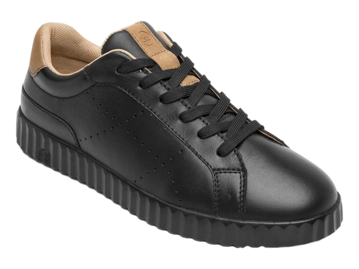 Tenis Flexi color negro con detalles en beige y suela dentada negra.