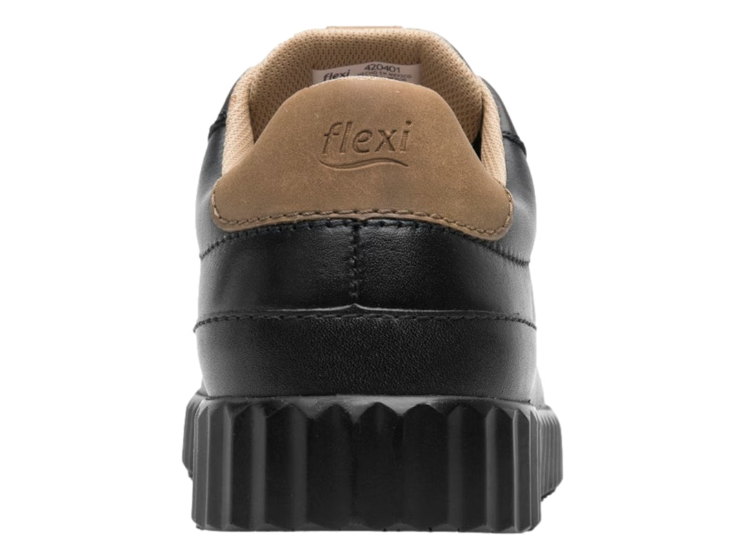 Tenis Flexi color negro con detalles en beige y suela dentada negra.