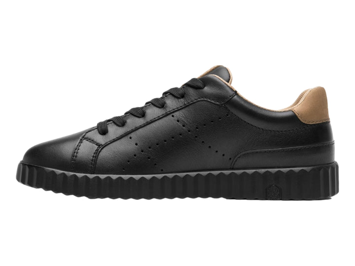 Tenis Flexi color negro con detalles en beige y suela dentada negra.