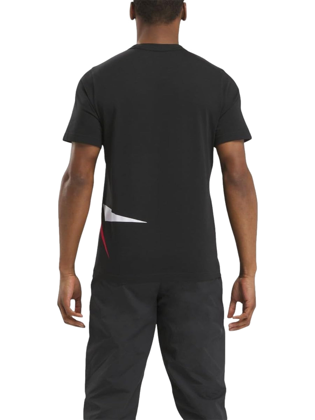 Hombre vistiendo una camiseta deportiva negra de manga corta con logotipo de Reebok.