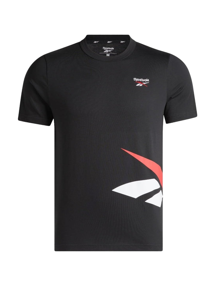 Hombre vistiendo una camiseta deportiva negra de manga corta con logotipo de Reebok.