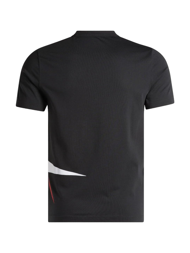 Hombre vistiendo una camiseta deportiva negra de manga corta con logotipo de Reebok.