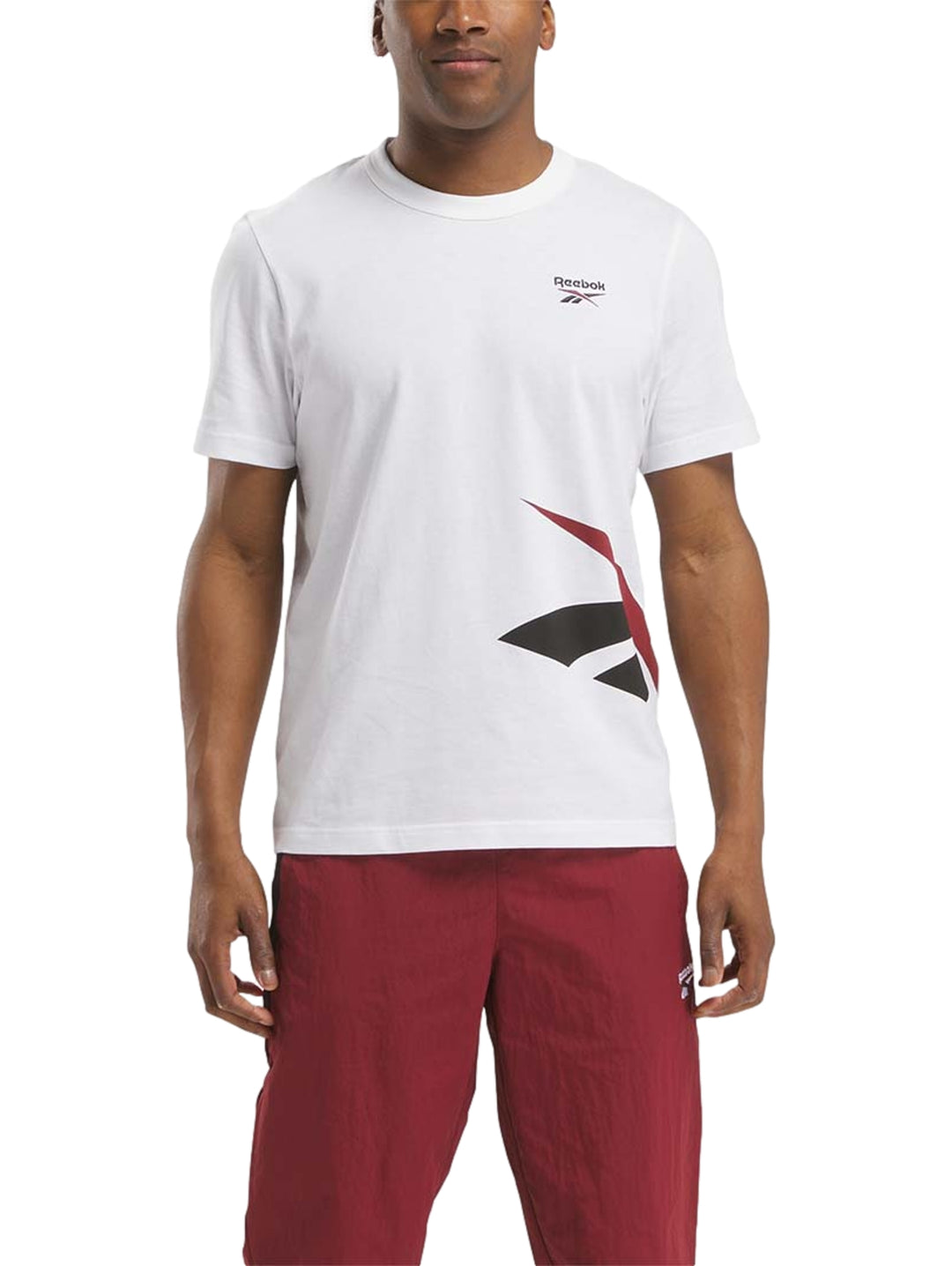 Camiseta blanca de manga corta marca Reebok con gráfico lateral en rojo y negro