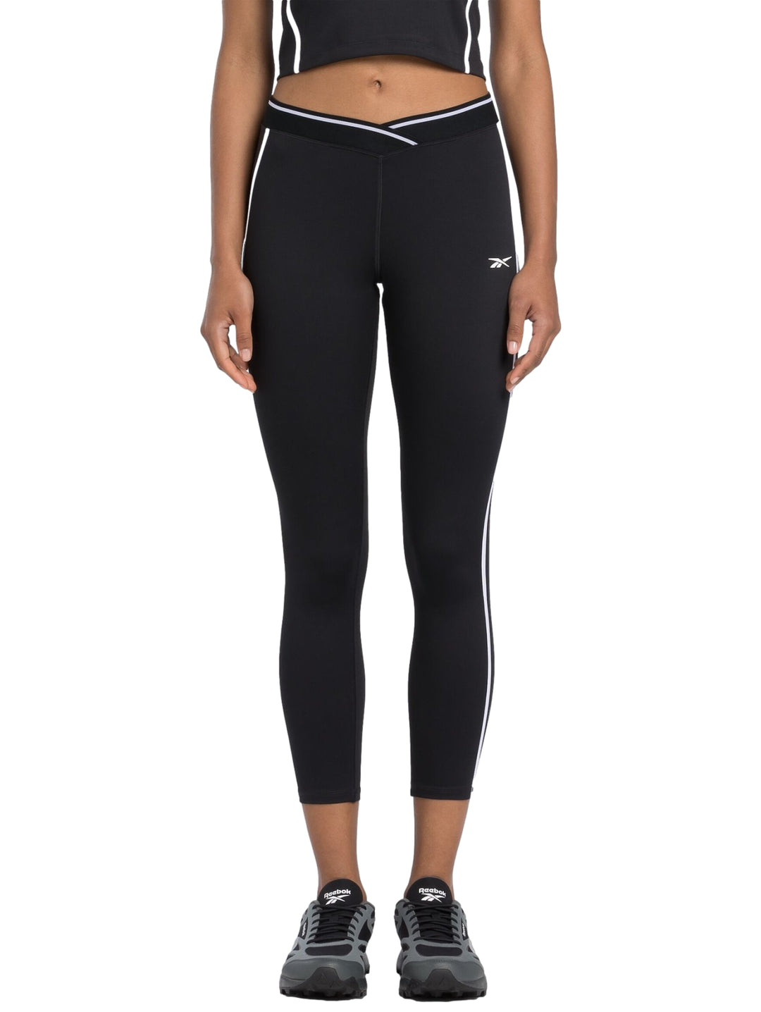 Leggings deportivos Reebok color negro con rayas blancas laterales y largo 7/8.