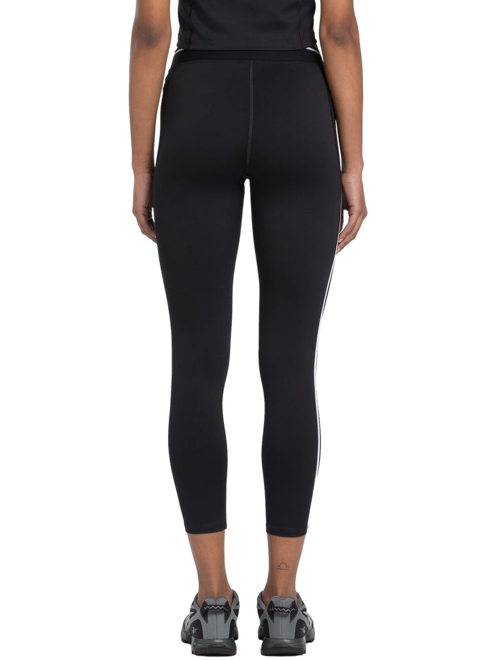Leggings deportivos Reebok color negro con rayas blancas laterales y largo 7/8.