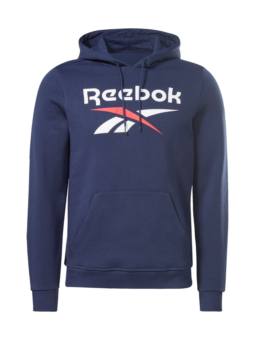 Hombre vistiendo sudadera con capucha azul marino de Reebok con logotipo grande en el pecho.