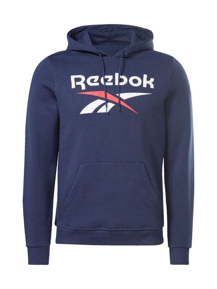 Hombre vistiendo sudadera con capucha azul marino de Reebok con logotipo grande en el pecho.