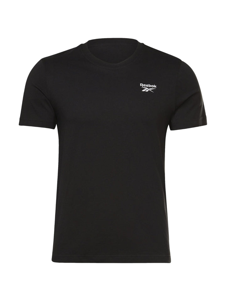 Hombre vistiendo una playera Reebok de color negro con un logotipo pequeño en el pecho.