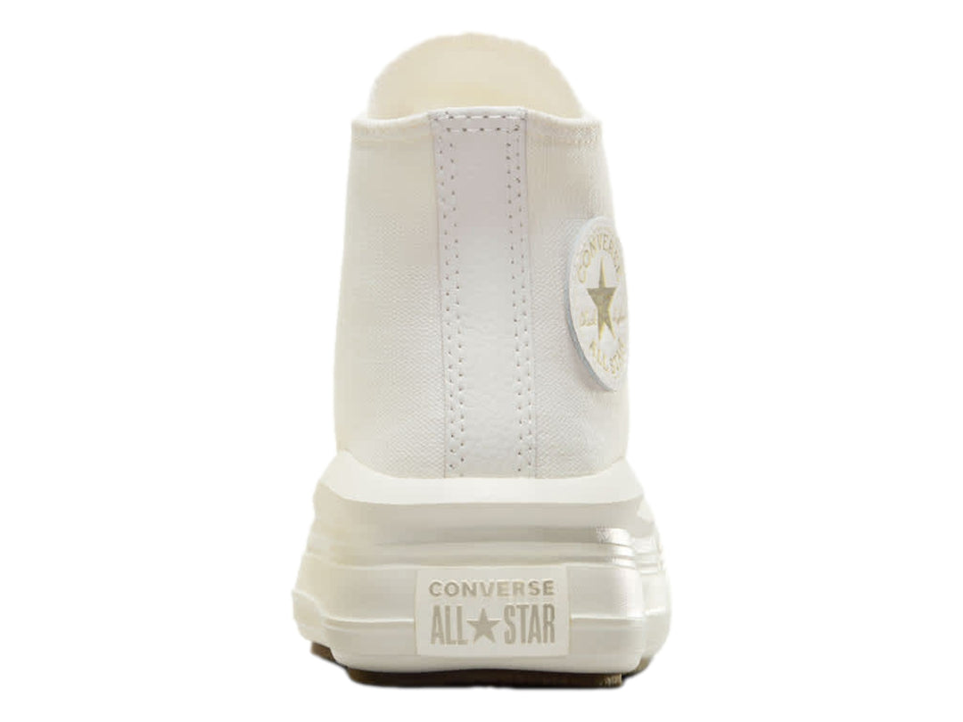 Tenis Converse de bota color blanco roto con suela de plataforma y ojillos dorados.