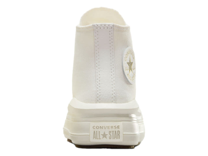 Tenis Converse de bota color blanco roto con suela de plataforma y ojillos dorados.
