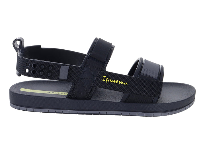 Sandalia infantil Ipanema de color negro con tiras ajustables y detalles amarillos.