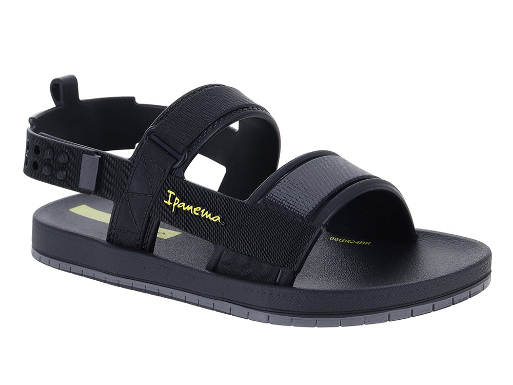 Sandalia infantil Ipanema de color negro con tiras ajustables y detalles amarillos.