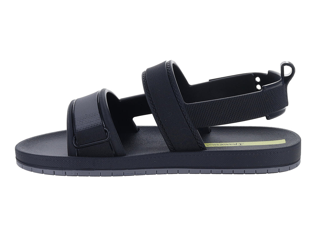 Sandalia infantil Ipanema de color negro con tiras ajustables y detalles amarillos.