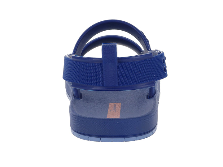 Sandalia infantil Ipanema de color azul con tiras ajustables y suela plana.