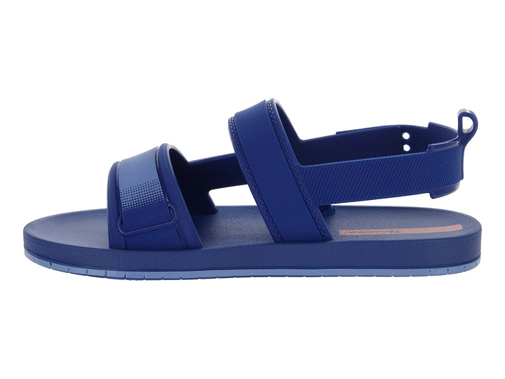 Sandalia infantil Ipanema de color azul con tiras ajustables y suela plana.