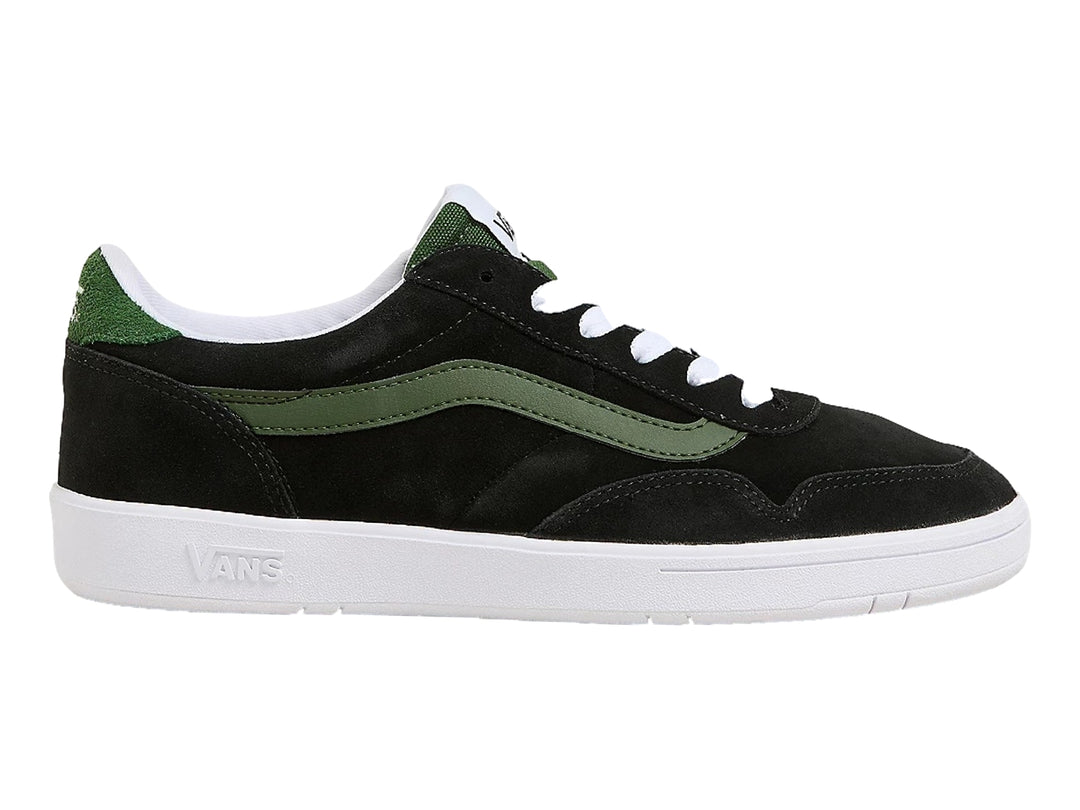 Tenis VANS color negro con franja lateral verde y suela blanca.